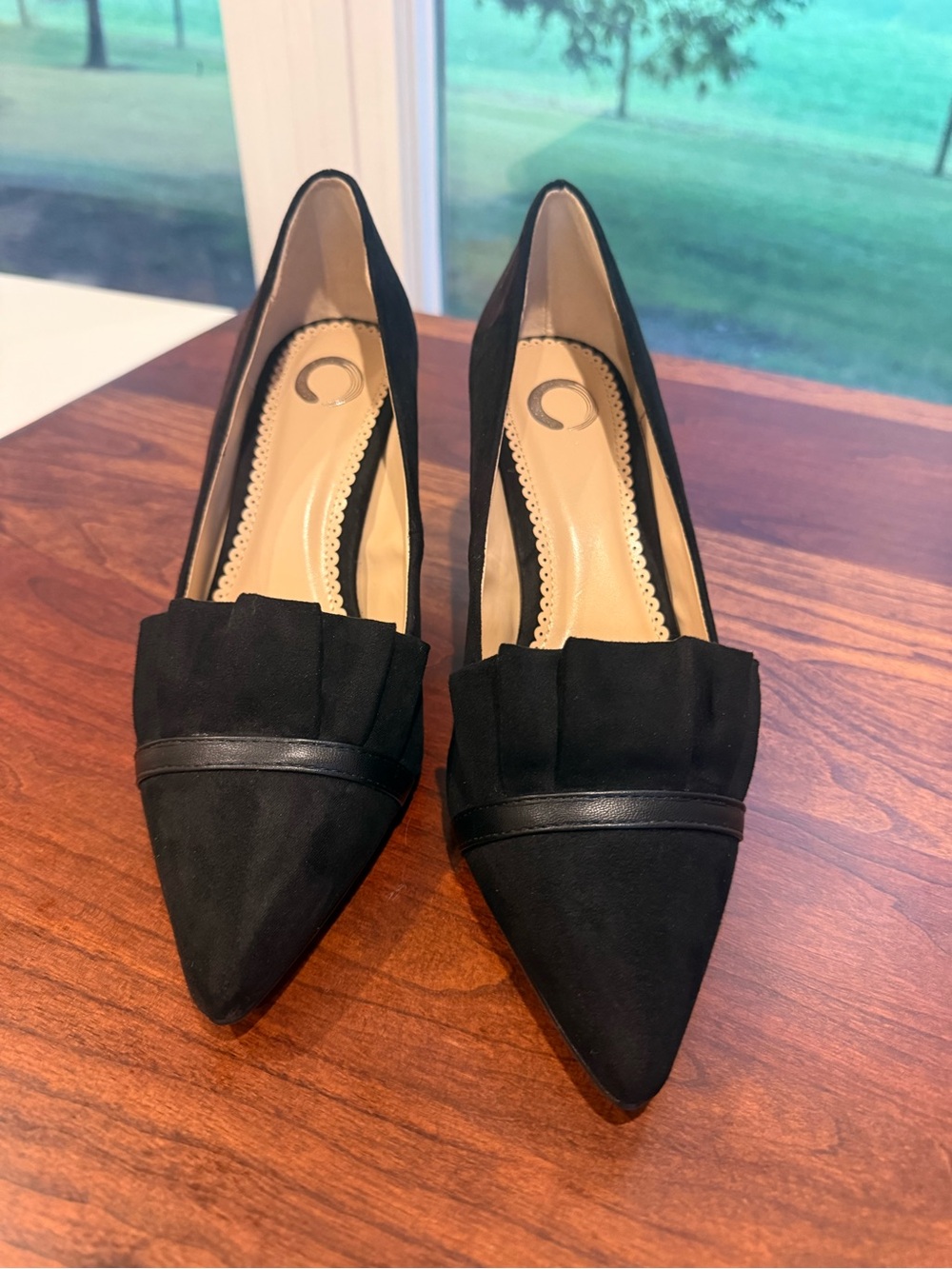 Journee Collection Black Pointed Toe Ruffle Pump - Picture 2 of 9